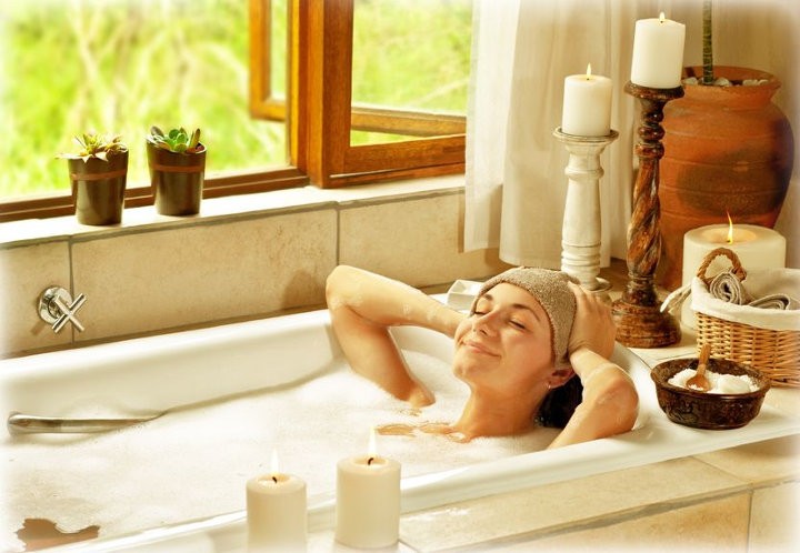 A forró fürdő megnyugtató ugyan, de bőrünknek jobban kedvezünk ha a mindennapok során zuhanyt választunk