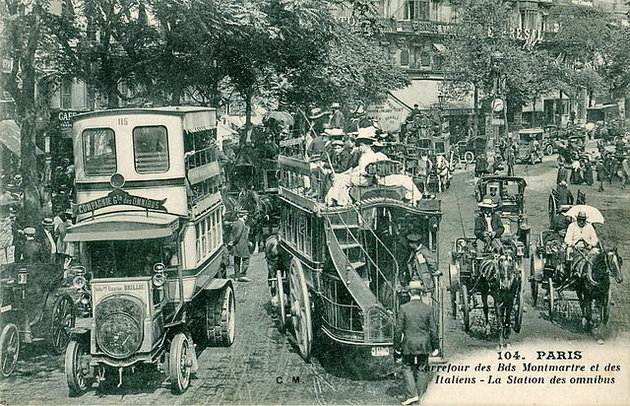 Emeletes buszok találkozója Párizsban az 1900-as évek végén