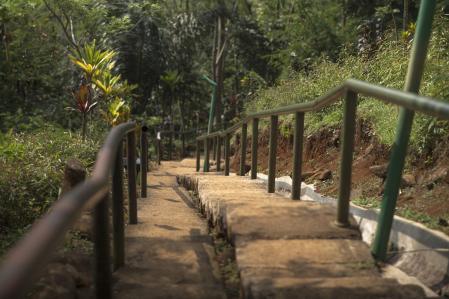 Része annak a 370 lépcsőnek, amely lehetővé teszi a Gunung Padang elérését