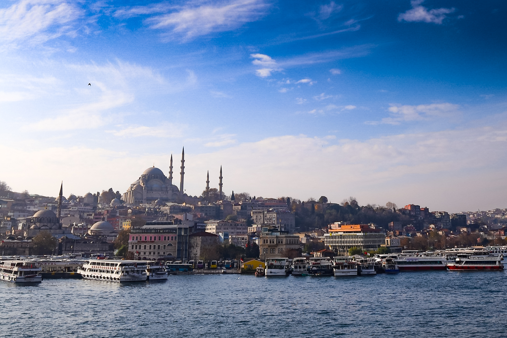 A török nemzeti lobogó és az Aranyszarv Metróhíd az Európát Ázsiától elválasztó tengerszoroson, a Boszporuszon. MTI Fotó: Cseke Csilla