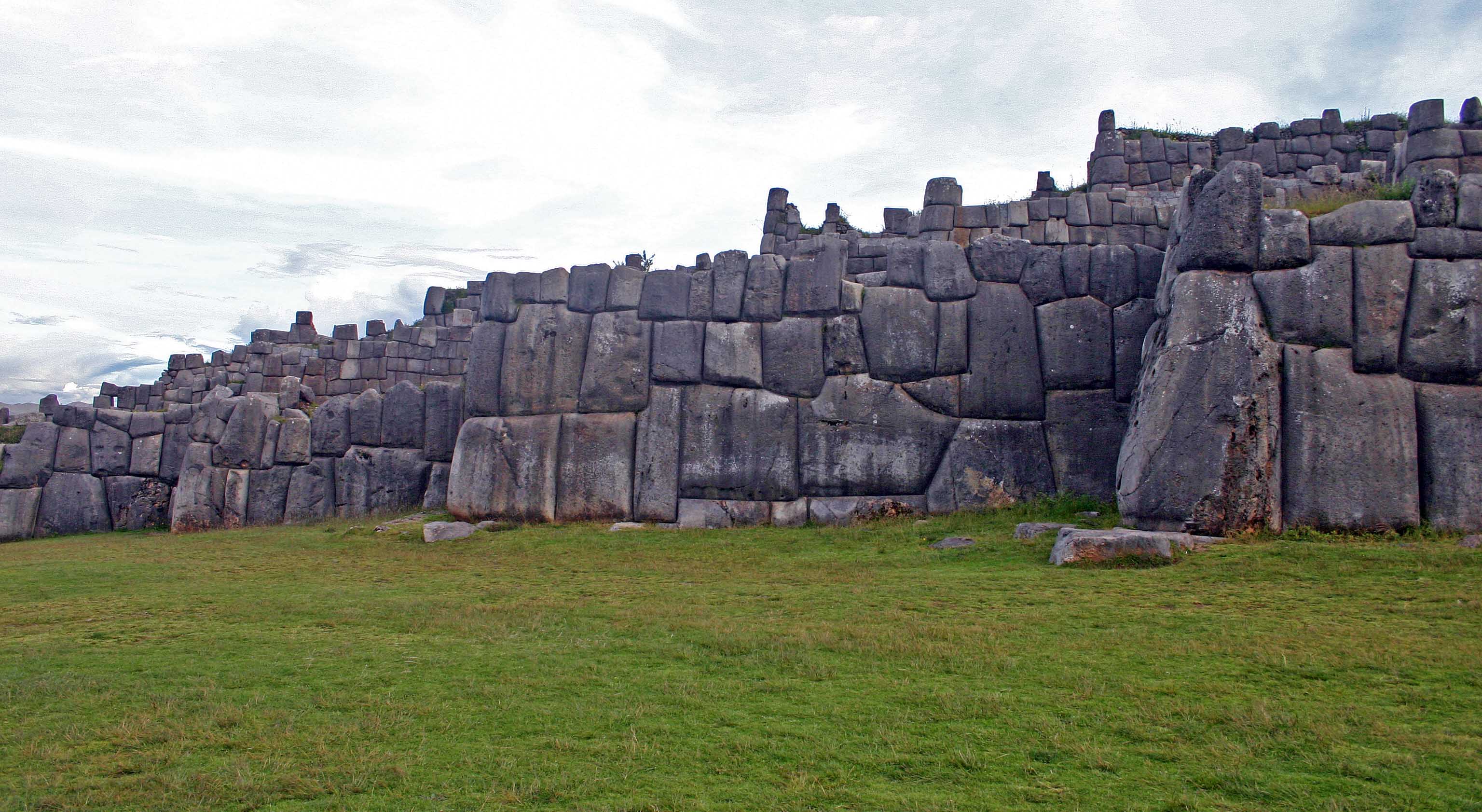 Великий це. Саксайуаман Перу Куско. Храмовый комплекс Саксайуаман. Комплекс Саксайуаман в Перу. Полигональная кладка Перу Саксайуаман.