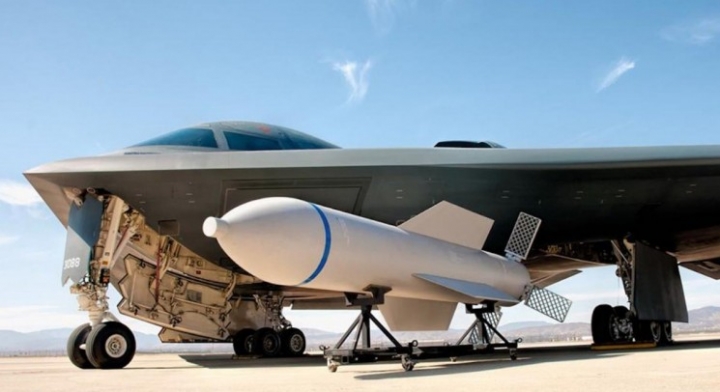 B-2 Spirit lopakodó és a legnehezebb amerikai bomba, a 13,5 tonnás Massive Ordnance Penetrator (MOP)