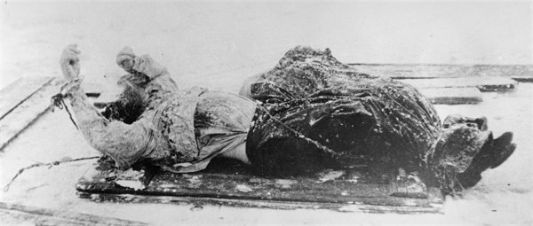 Rasputyin holtteste, ahogy a jeges Névából kihúzták (Wikipedia)